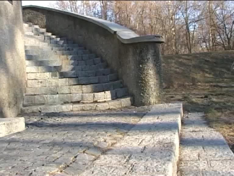 Clipspool 033014 Rene Pornero Takes An Impressive Pee Down The Steps