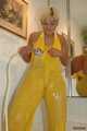 Blonde Marina badet in ihrem gelben Jumpsuit 5