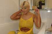 Blonde Marina badet in ihrem gelben Jumpsuit 6