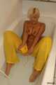 Blonde Marina badet in ihrem gelben Jumpsuit 8